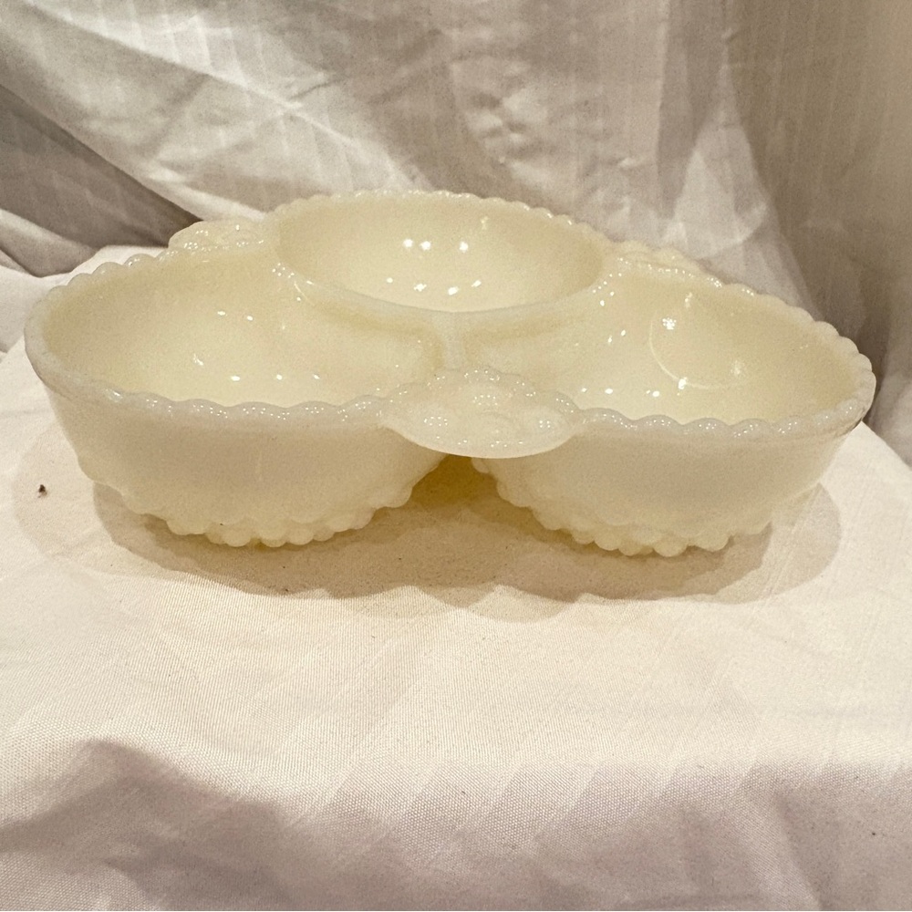 Vintage Milk Glass Divided Relish Candy Dish – Hobnail Daisy Pattern - Picture 6 of 8